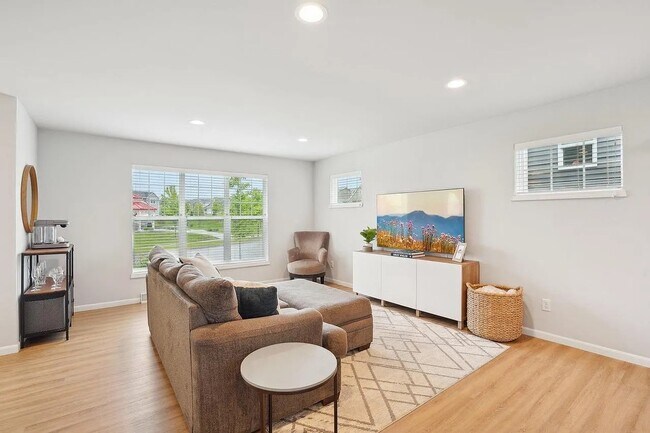 Foto del edificio - 637 Hillcrest Dr