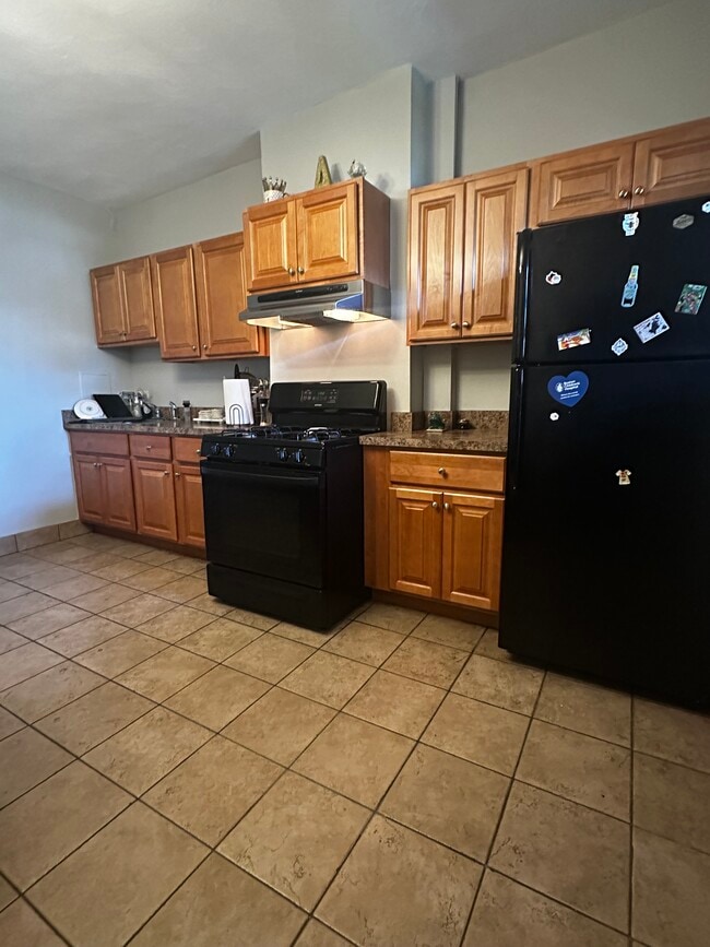 Building Photo - 140 Bennington St