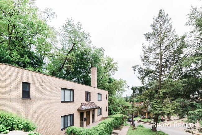 Building Photo - A Spacious 1 Bed/1 Bath APARTMENT in BELLE...