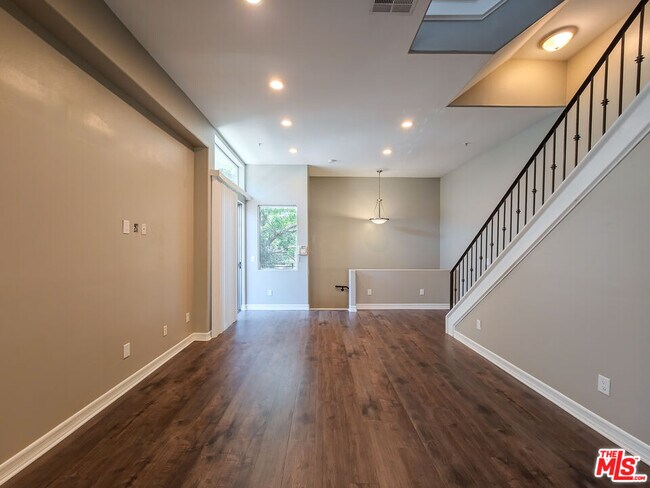 Foto del edificio - 5237 Willowcrest Ave