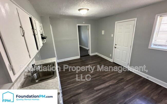 Building Photo - 1609 Hugenot St