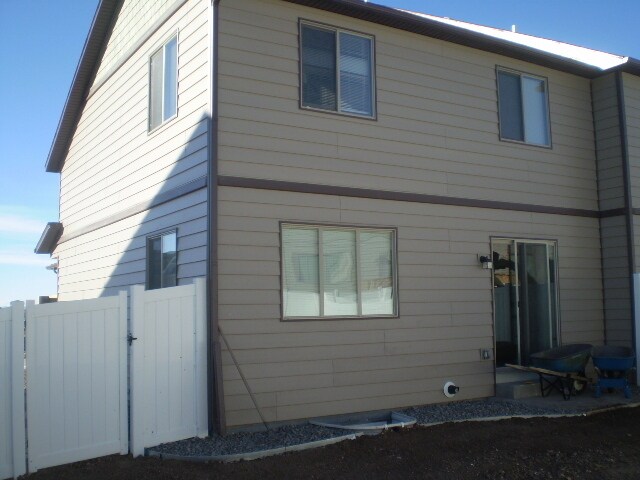 Building Photo - House For Lease