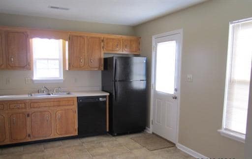 Building Photo - 3 bedroom home close to Fort Campbell and ...