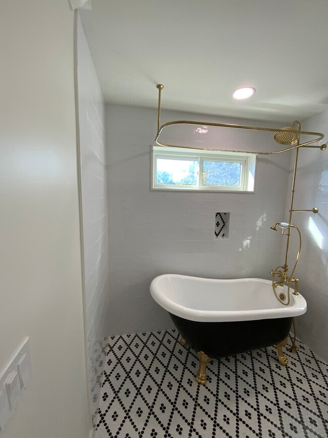 Building Photo - 116 3rd Ave