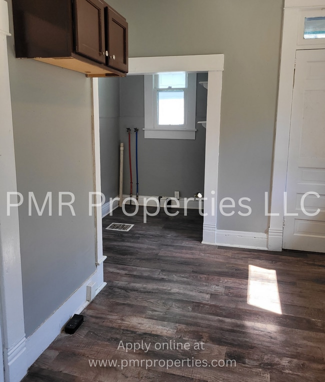 Building Photo - 3 Bedroom / 1 Bathroom House