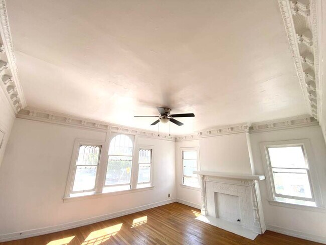 Building Photo - 357 S Berendo St