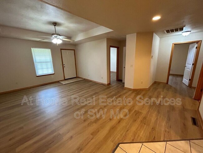 Foto del edificio - 1958 S Farm Road 123