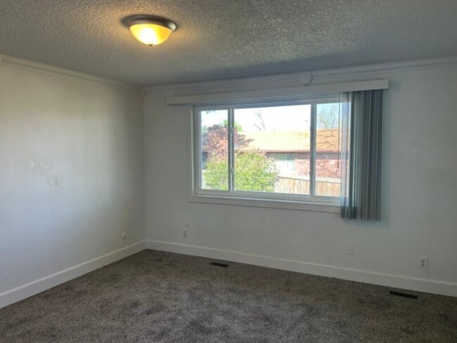 Building Photo - Montbelo Tri-level with finished basement