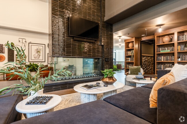 Sala de estar junto a la chimenea - NOVEL Scott's Addition by Crescent Communities