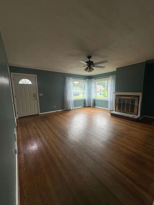 Building Photo - Charming 3-Bed, 1.5 Bath Home in Peaceful ...