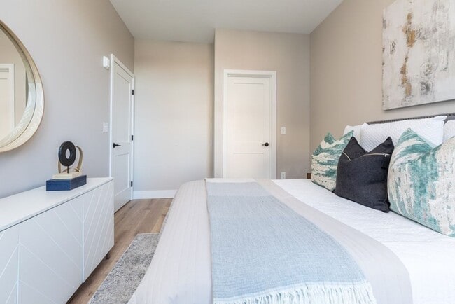 Photo - 1 bedroom den for 9/1 with garage parking! Apartment