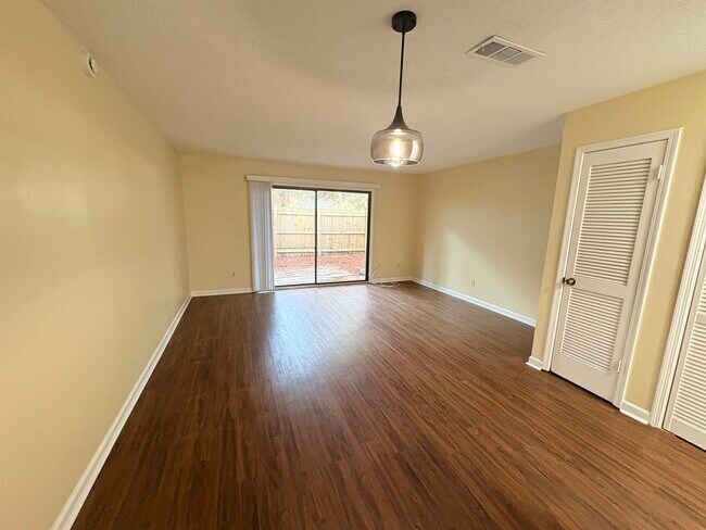 Foto del edificio - 3701 Donovan Dr