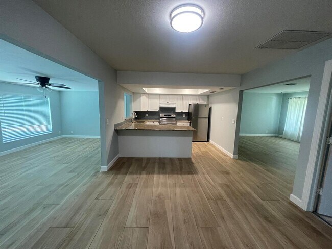 Foto del edificio - 11737 Inverness Cir