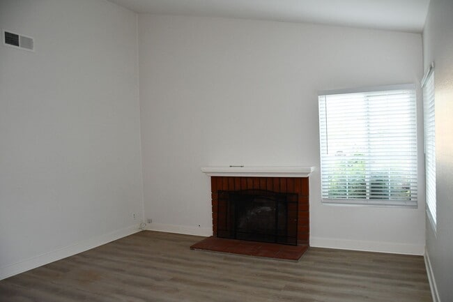 Building Photo - 1271 N Mosswood Dr