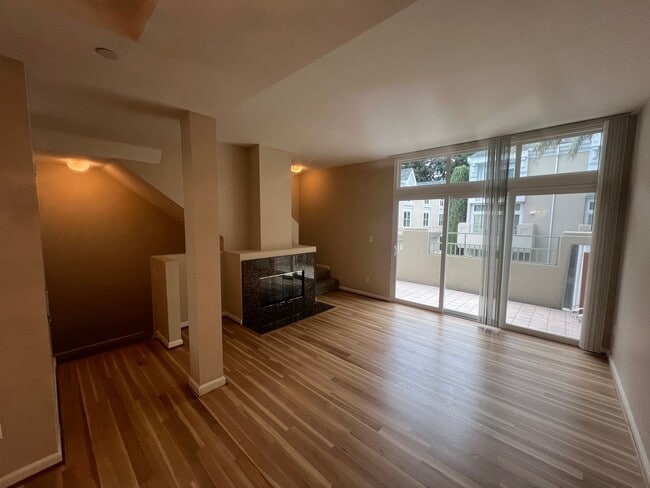 Building Photo - Beautiful 3/3 TH, Sunnyvale Schools, Close...