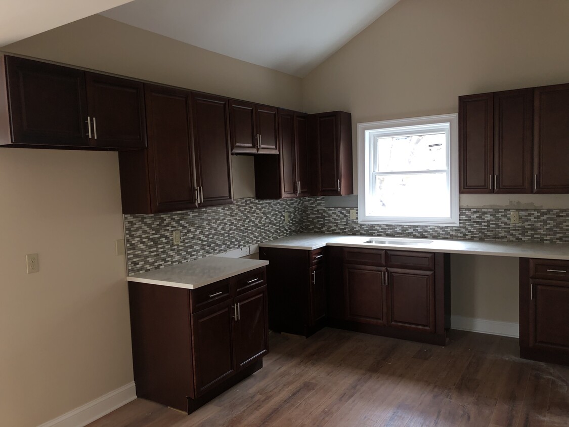 Kitchen with vaulted ceiling - 23 Mill St