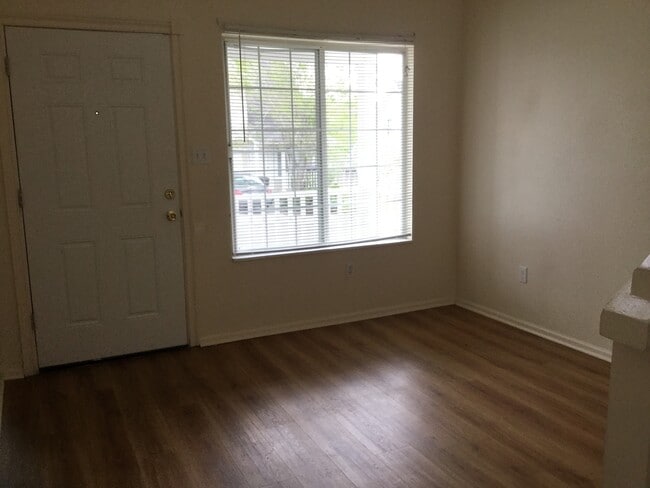 Building Photo - 3 BEDROOM, 2 BATHROOM, VILLAGE CREEK TOWNHOME WITH 1 CAR ATTACHED GARAGE