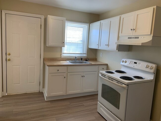 Building Photo - 1 BR Duplex Convenient to UNCG