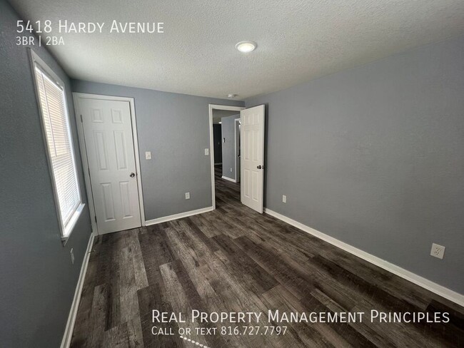 Building Photo - Pet-friendly, Completely Remodeled, Spacio...