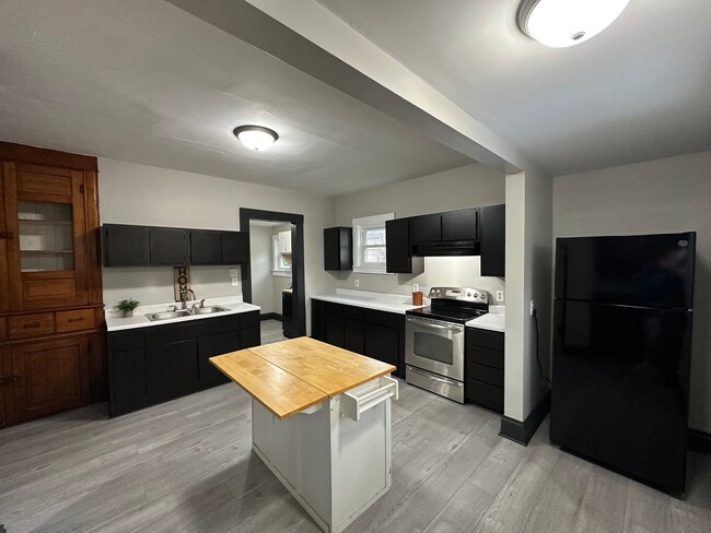 Building Photo - Renovated 4 bed, 2 bath home for rent in D...