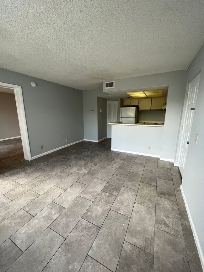 Foto del edificio - ONE BEDROOM ONE BATHROOM! WATERFRONT COMMUNITY!