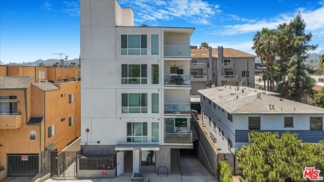 Building Photo - 10918 Camarillo St