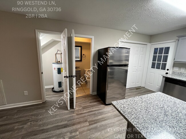 Foto del edificio - 90 Westend Ln