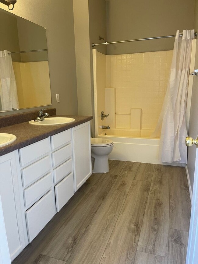 Building Photo - This newly updated 3 bedroom 2 bath home h...