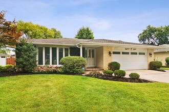 Building Photo - 1807 N Larch Dr