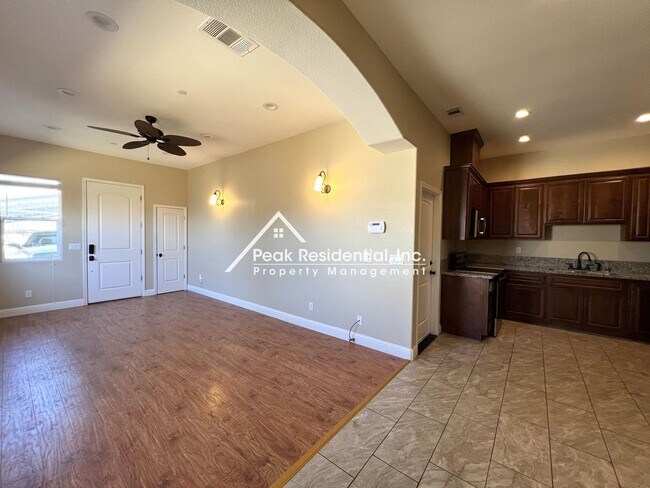 Foto del edificio - A Very Nice 3bd/1ba Sacramento Duplex with...