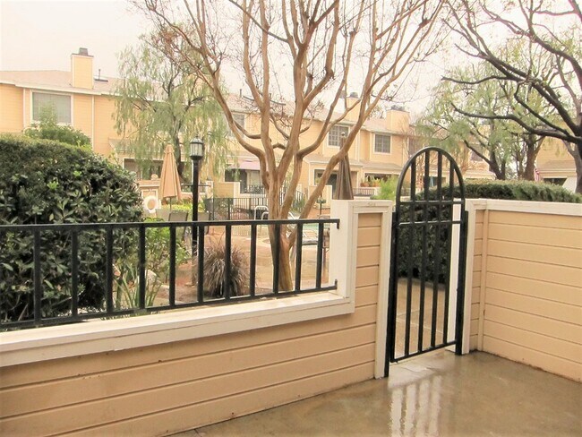 Building Photo - 7038 De Celis Pl