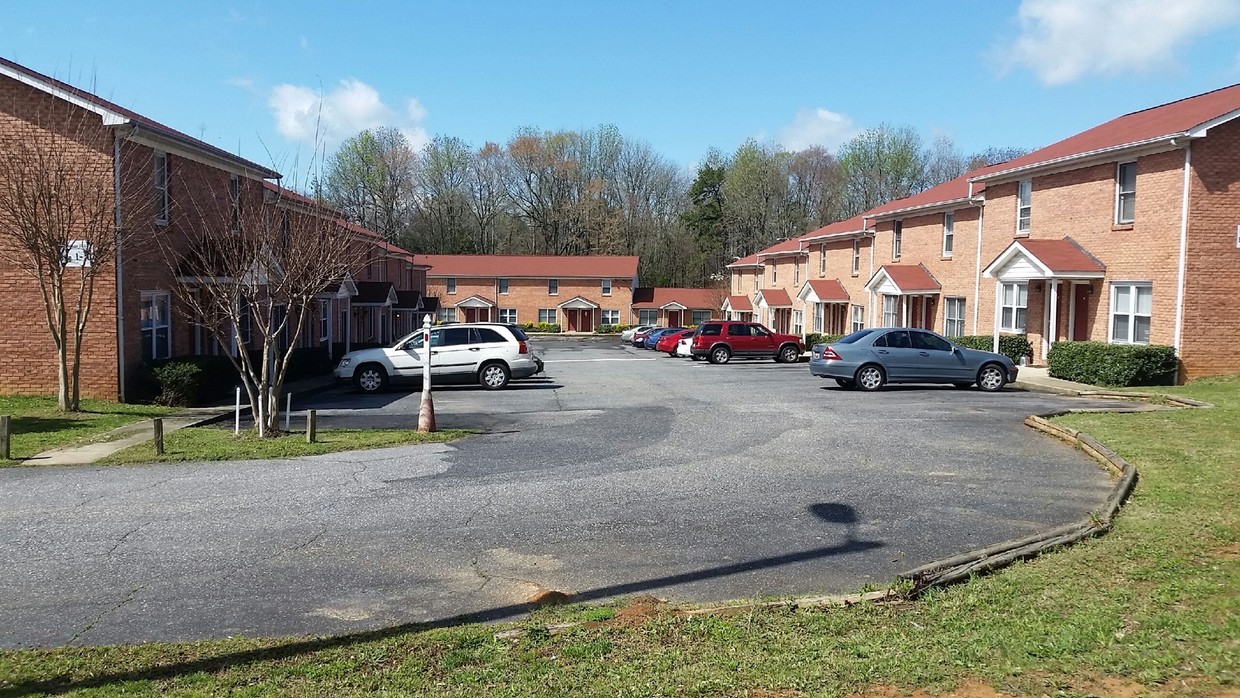 Primary Photo - Robinson Street Apartments