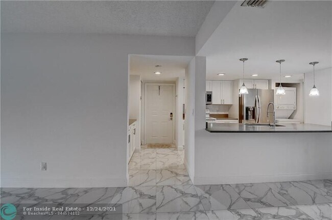 Building Photo - 7571 Greenlake Way