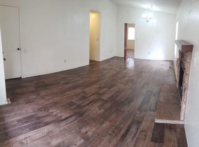 Foto del edificio - Sparks 3 bed 2 bath 2 car garage home located near The Marina For Rent