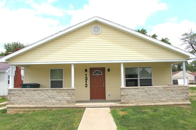 Building Photo - 1312 W Bethel Ave