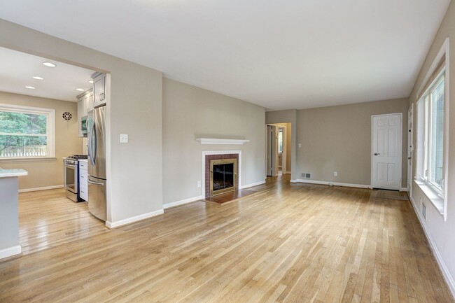 Building Photo - 3 Bed 2 Bath - Silver Spring Rambler - Upd...