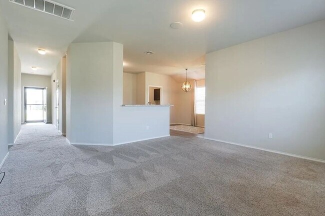 Building Photo - 3 Bed, 2 Bath home nestled in the highly s...