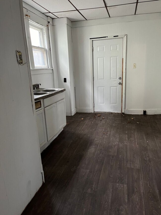 Building Photo - Three Bedroom Single Family Home
