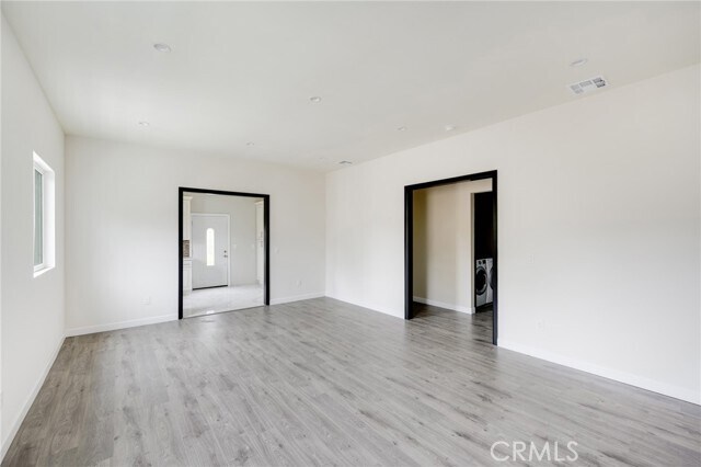 Foto del edificio - 8806 Enfield Ave