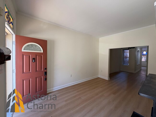 Foto del edificio - One month free with 13 month lease. $250 I...