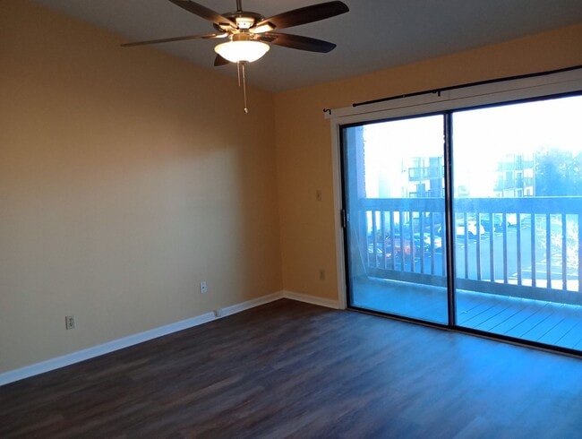 Building Photo - 2 Bed 1 Bath Apartment