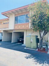 Building Photo - 6856 Hyde Park Dr