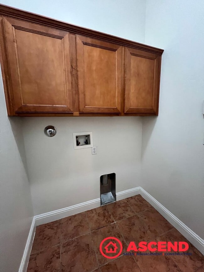 Foto del edificio - 4 Bed, 3 Bath Home with Modern Kitchen & Attached Garage