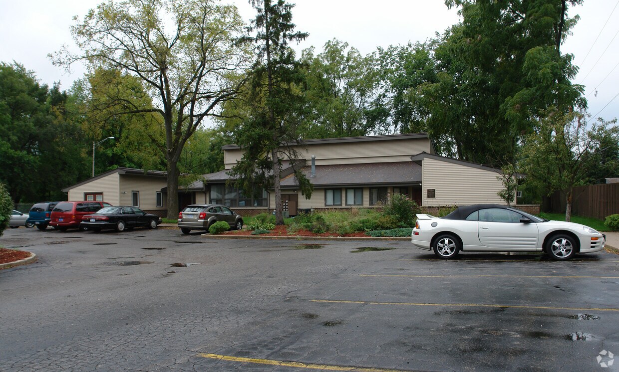 401 W Jolly Rd, Lansing, MI 48910 Apartments in Lansing, MI
