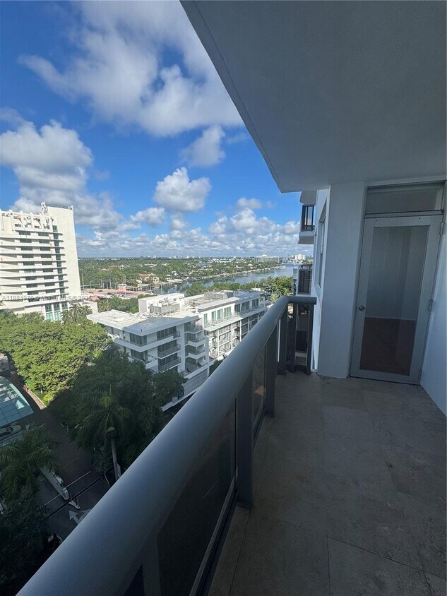 Foto principal - 6039 Collins Ave