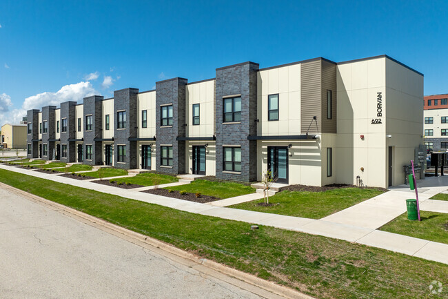 Building Photo - Berkshire Ashwaubenon Townhomes