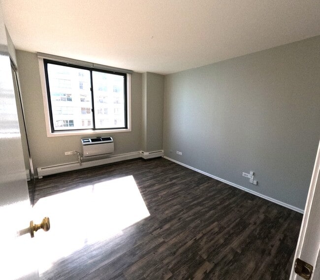 Building Photo - 6325 N Sheridan Rd