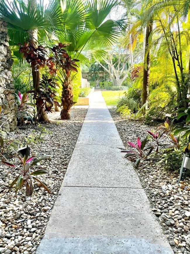 Foto del edificio - 8315 SW 72nd Ave