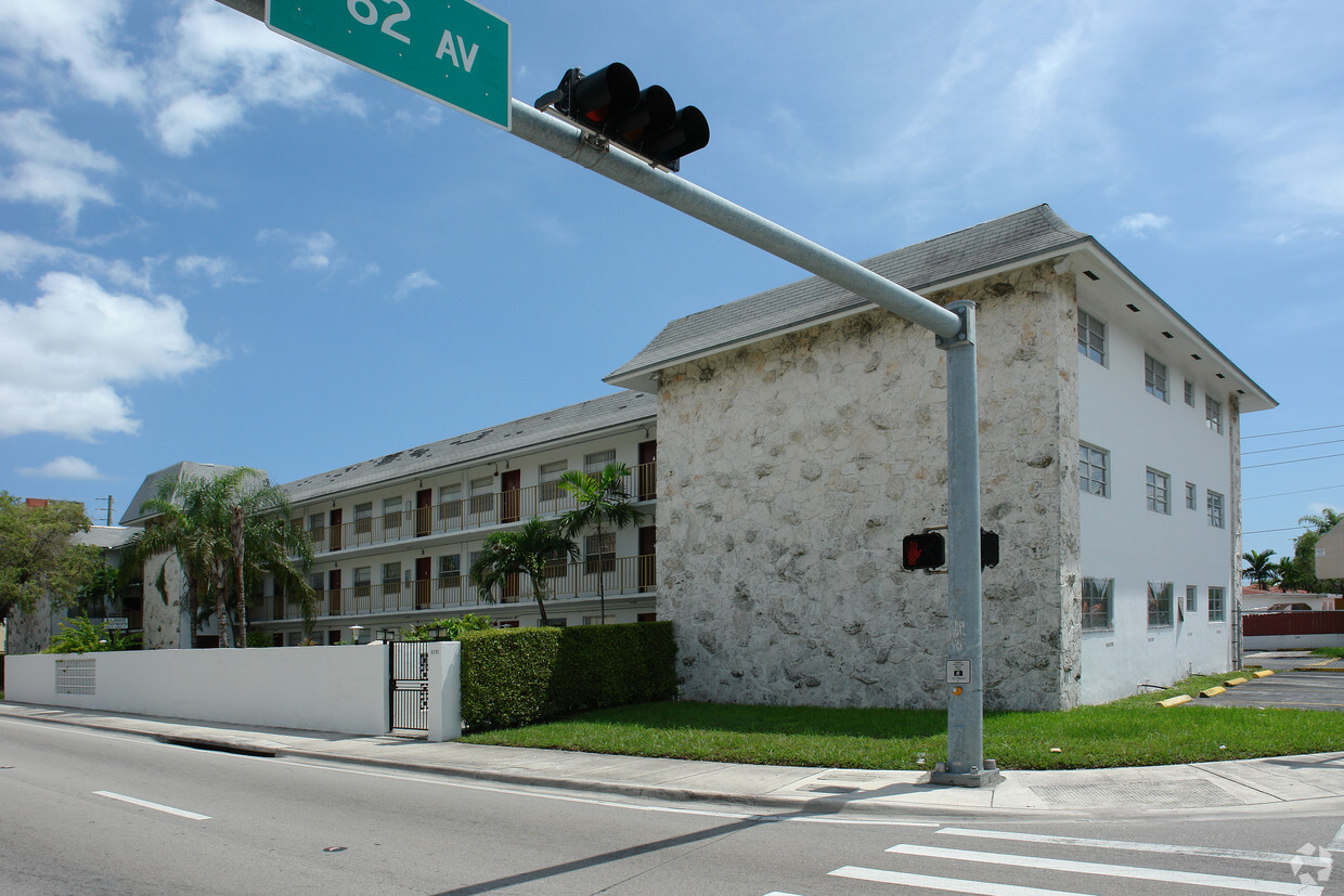 Foto del edificio - Majestic Apartments