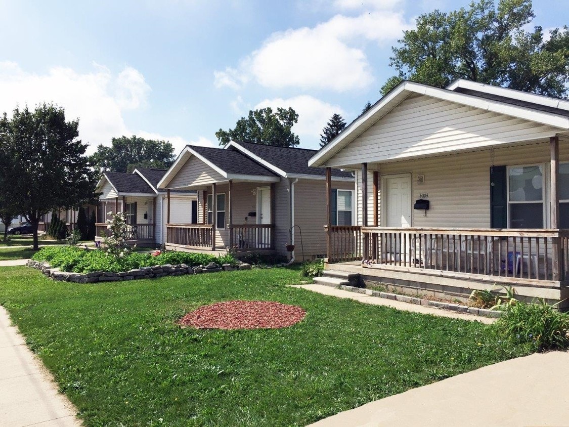 Building - Howe Road Houses